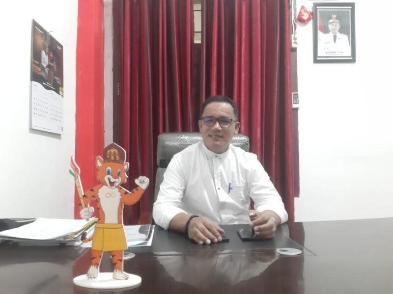 Ketua KONI Aceh Jaya, Muslim HS, saat diwawancarai awak media NOA.co.id di ruang kerjanya, Kantor KONI Aceh Jaya, Jumat (6/2/2026). Foto: Dok. Sanusi/NOA.co.id