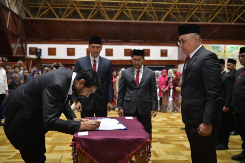 Gubernur Aceh, Muzakir Manaf melantik dan mengambil sumpah pejabat eselon II di Anjong Mon Mata, Banda Aceh, Jumat malam (27/2/2026). Foto: Dok. Istimewa