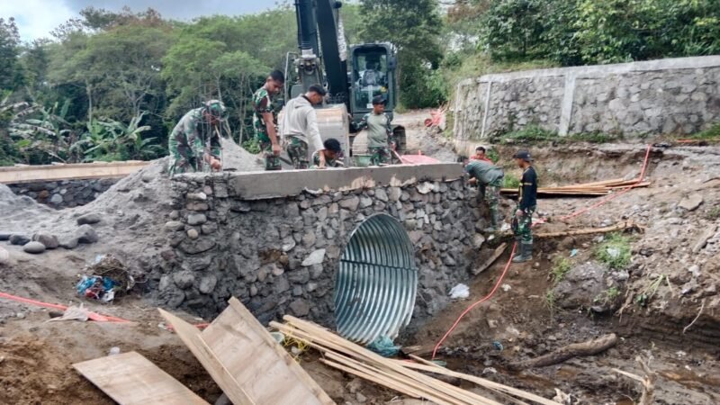 Personel Satgas Gulbencal Kodam Iskandar Muda bersama satuan zeni TNI mempercepat perakitan jembatan Armco di Desa Tawar Bengi, Kecamatan Permata, Kabupaten Bener Meriah, Sabtu (14/02/2026). Foto: Dok. Istimewa 