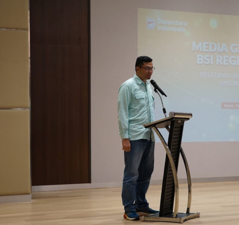 Regional CEO BSI Aceh, Imsak Ramadhan, menyampaikan sambutan dalam kegiatan Media Gathering dan edukasi ekonomi syariah bersama insan pers di Banda Aceh, Rabu (12/2/2026). Foto: Dok. Istimewa