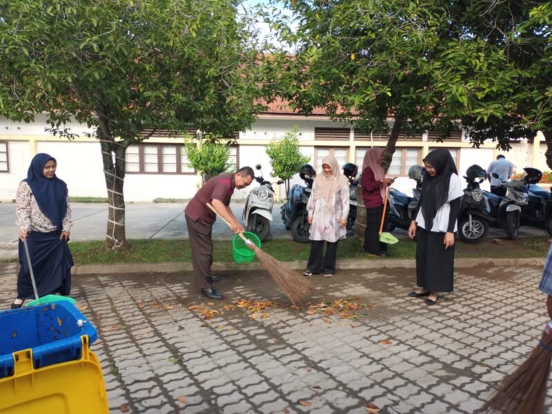 ASN Dinas Koperasi dan Usaha Kecil Menengah Aceh melakukan gotong royong membersihkan lingkungan kantor dalam rangka menyambut Ramadhan 1447 H, Banda Aceh, Jumat (13/2/2026). Foto: Dok. Istimewa 