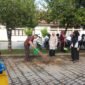 ASN Dinas Koperasi dan Usaha Kecil Menengah Aceh melakukan gotong royong membersihkan lingkungan kantor dalam rangka menyambut Ramadhan 1447 H, Banda Aceh, Jumat (13/2/2026). Foto: Dok. Istimewa 