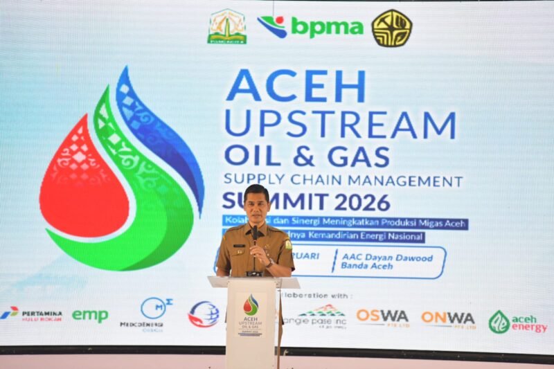 Sekda Aceh, M. Nasir, S.IP, MPA menyampaikan Sambutan sekaligus membuka Aceh Upstream Oil dan Gas Supply Chain Management Summit 2026 di Gedung Dayan Dawood, Darussalam, Senin (02/02/2026). Foto: Dok. Istimewa