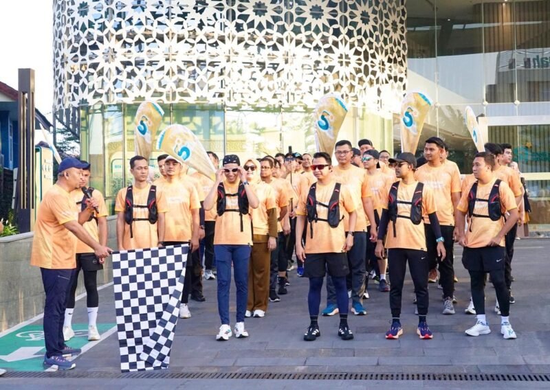 Ratusan masyarakat mengikuti kegiatan Langkah Emas CFD Spesial Milad 5 Tahun BSI di halaman Gedung Landmark BSI Aceh, Banda Aceh, Minggu (1/2/2026). Foto: Dok. Istimewa 