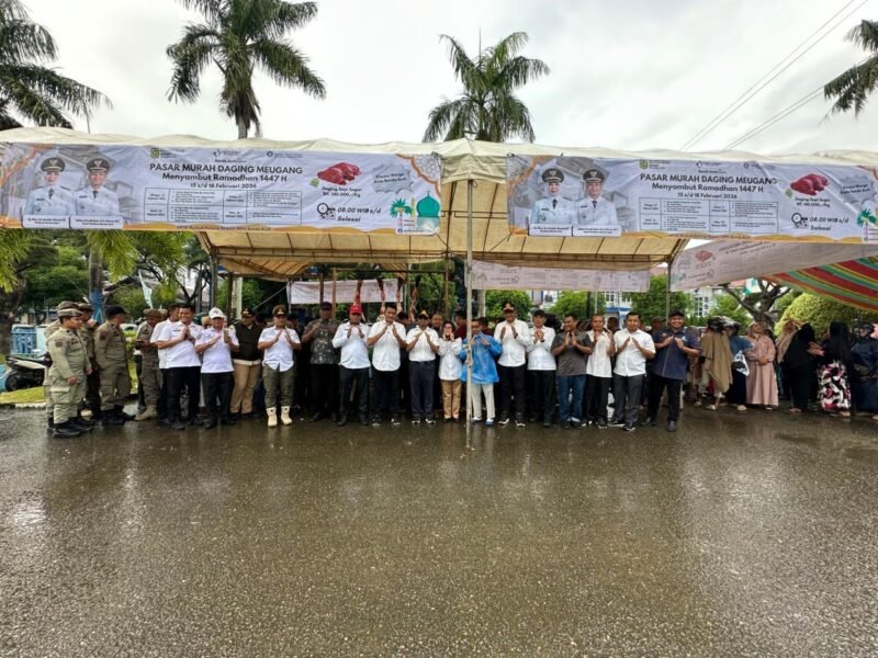 Sekda Kota Banda Aceh Jalaluddin  foto bersama usai meninjau Pasar Murah Daging Meugang di halaman PDAM Tirta Daroy, Rabu (18/2/2026). Foto: Dok. Istimewa 