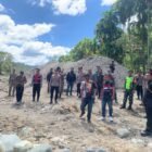 Petugas gabungan Polres Nagan Raya, TNI, dan instansi terkait memusnahkan alat penyaringan emas ilegal saat penertiban tambang emas tanpa izin di Kecamatan Beutong, Kabupaten Nagan Raya, Sabtu (7/2/2026). Foto: Dok. Istimewa 