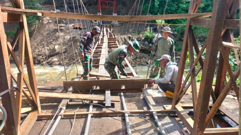 Personel TNI bersama warga bergotong royong mengerjakan pembangunan Jembatan Gantung Dusun Gantung Langit, Desa Burni Bius, Kecamatan Silih Nara, Aceh Tengah, Jumat (27/2/2026). Foto: Dok. Istimewa