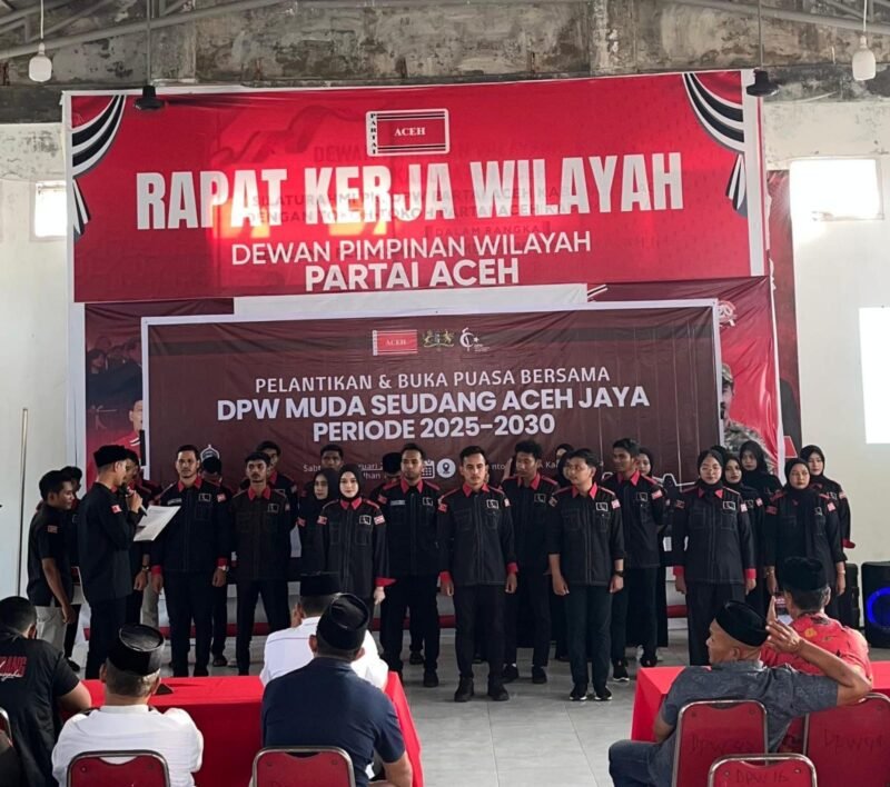 Pengurus Dewan Pimpinan Wilayah (DPW) Muda Seudang Kabupaten Aceh Jaya mengikuti prosesi pelantikan kepengurusan periode 2025–2030 yang digelar di Aula Lantai II Kantor DPW Partai Aceh Aceh Jaya, Sabtu (21/2/2026). Foto: Dok. Sanusi/NOA.co.id