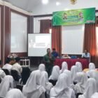 Kasipenkum Kejaksaan Tinggi Aceh, Ali Rasab Lubis, S.H., saat menyampaikan materi kesadaran hukum kepada pelajar di SMA Negeri 1 Banda Aceh, Selasa (24/2/2026). Foto: Dok. Istimewa