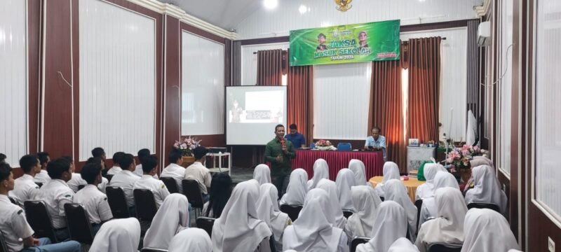 Kasipenkum Kejaksaan Tinggi Aceh, Ali Rasab Lubis, S.H., saat menyampaikan materi kesadaran hukum kepada pelajar di SMA Negeri 1 Banda Aceh, Selasa (24/2/2026). Foto: Dok. Istimewa 