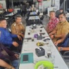 Pejabat PDAM Tirta Mountala Aceh Besar bersama Camat Darul Imarah dan Camat Peukan Bada berdiskusi terkait penanganan penurunan debit air kolam Mata Ie di salah satu warung kopi di Aceh Besar, Selasa (3/2/2026). Foto: Dok. MC Aceh Besar