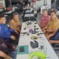 Pejabat PDAM Tirta Mountala Aceh Besar bersama Camat Darul Imarah dan Camat Peukan Bada berdiskusi terkait penanganan penurunan debit air kolam Mata Ie di salah satu warung kopi di Aceh Besar, Selasa (3/2/2026). Foto: Dok. MC Aceh Besar