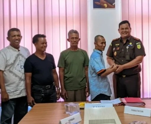Kepala Kejaksaan Negeri Aceh Singkil Muhammad Junaidi (Pertama Kanan) saat menyerahkan surat keputusan penghentian perkara penadahan melalui Restorative justice, Aceh Singkil, Kamis (19/2/2026). (Foto : NOA.co.id/HO-Kejari Aceh Singkil).