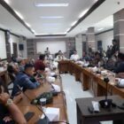 Pemerintah Kabupaten Aceh Utara menggelar jumpa pers di Ruang Operasional (Op Room) Kantor Bupati di Landing, Kecamatan Lhoksukon, Senin (16/2/2026). Dok. Ist