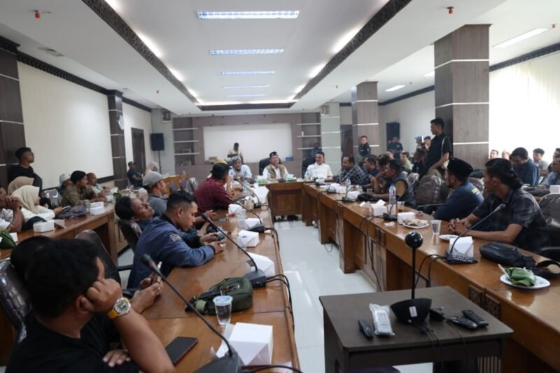 Pemerintah Kabupaten Aceh Utara menggelar jumpa pers di Ruang Operasional (Op Room) Kantor Bupati di Landing, Kecamatan Lhoksukon, Senin (16/2/2026). Dok. Ist