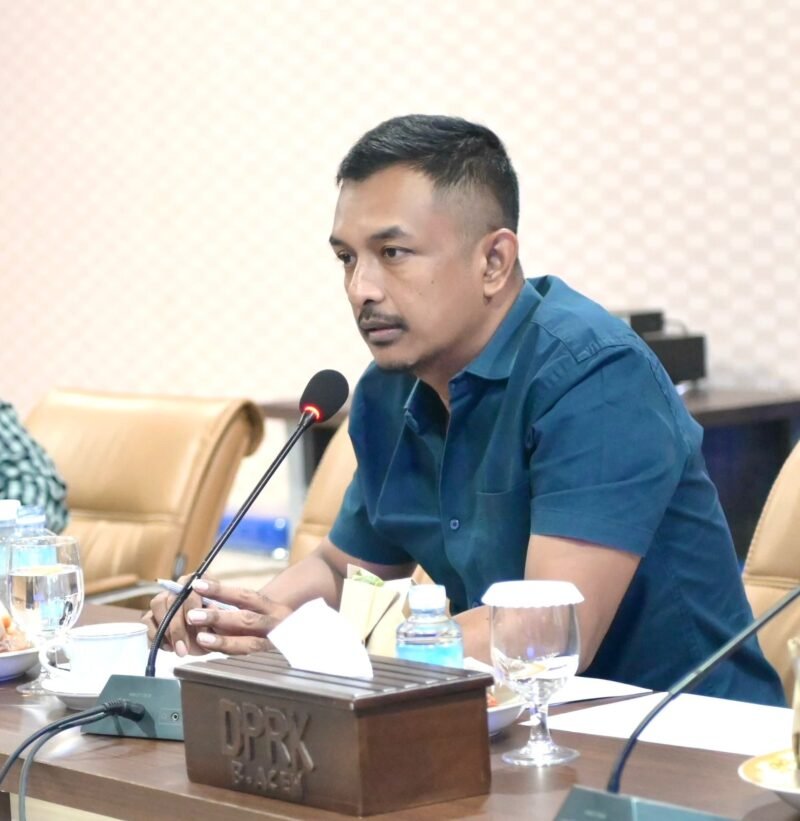 Anggota DPRK Banda Aceh, Teuku Arief Khalifah, menyampaikan pentingnya prioritas perbaikan jalan rusak oleh PUPR Aceh di Banda Aceh, Jumat (6/3/2026). Foto: Dok. Istimewa