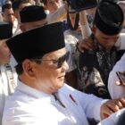 Warga Huntara Aceh Tamiang antusias menyambut kehadiran Presiden Prabowo Subianto dalam perayaan Idul Fitri 1447 H, Sabtu (21/3/2026). Foto: Dok. Istimewa 