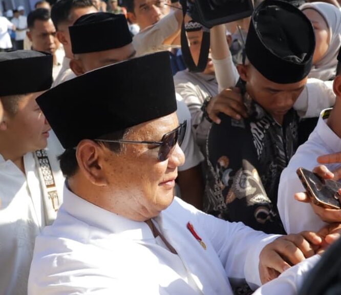 Warga Huntara Aceh Tamiang antusias menyambut kehadiran Presiden Prabowo Subianto dalam perayaan Idul Fitri 1447 H, Sabtu (21/3/2026). Foto: Dok. Istimewa 