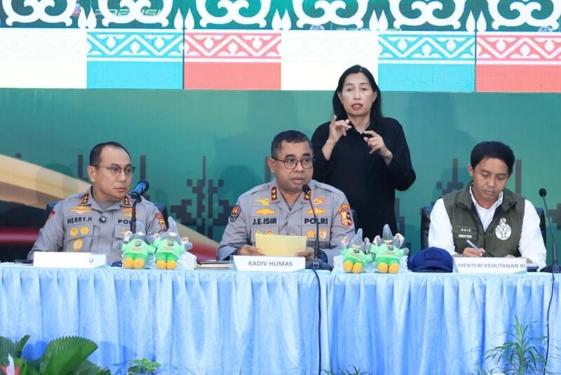 Kadivhumas Polri Irjen Pol. Johnny Eddizon Isir memimpin konferensi pers pengungkapan jaringan perburuan gajah Sumatera di Mapolda Riau, Selasa (3/3/2026). Foto: Dok. Istimewa 