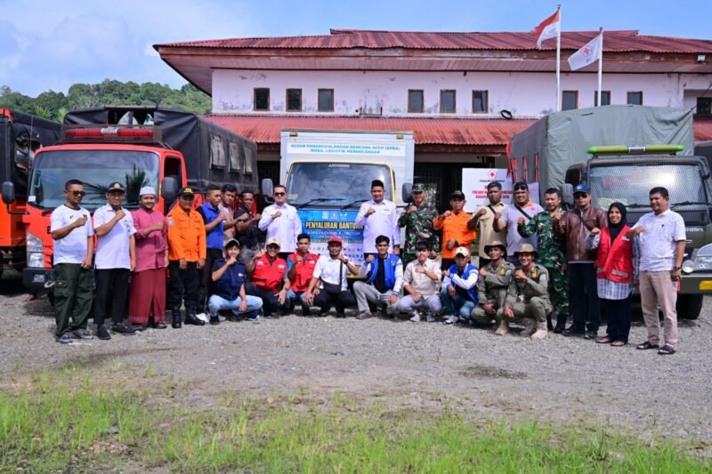 Relawan bersama unsur pemerintah dan lintas organisasi saat pelepasan bantuan untuk korban bencana hidrometeorologi di sejumlah wilayah Aceh. Aceh Jaya, Rabu (4/3/2026). Foto: Dok. Istimewa