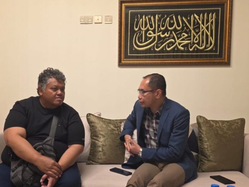 Duta Besar Republik Indonesia untuk UAE  Judha Nugraha (Pertama Kanan) saat bertemu salah satu WNI yang selamat insiden meledaknya kapal Musaffah 2 di sekitar Selat Hormuz. (Foto : NOA.co.id/Dok.KBRI Abu Dhabi).