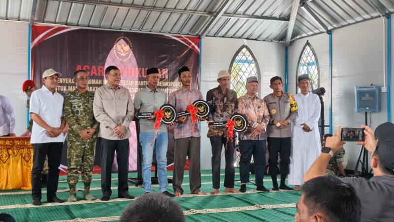 Menko Polkam RI bersama Pangdam Iskandar Muda dan unsur Forkopimda menyerahkan secara simbolis kunci hunian tetap kepada perwakilan warga terdampak banjir bandang dan tanah longsor di Gampong Kuala Cangkoy, Kecamatan Lapang, Kabupaten Aceh Utara, Sabtu (14/3/2026). Foto: Dok. Istimewa