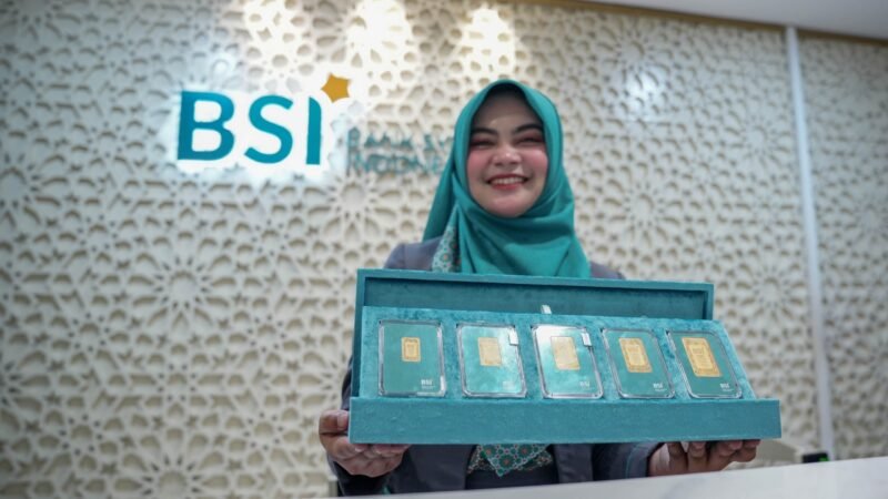 Petugas menunjukkan emas batangan produk Bank Syariah Indonesia (BSI) di Jakarta, Selasa (4/3/2026). Foto: Dok. Istimewa