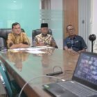 Wakil Gubernur Aceh Fadhlullah didampingi sejumlah pejabat Pemerintah Aceh saat mengikuti rapat via Zoom bersama Menteri Dalam Negeri Tito Karnavian membahas penyesuaian dana transfer daerah bagi wilayah terdampak bencana, Kamis (5/3/2026). Foto: Dok. Istimewa