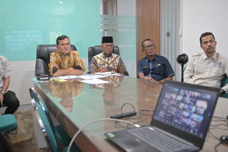 Wakil Gubernur Aceh Fadhlullah didampingi sejumlah pejabat Pemerintah Aceh saat mengikuti rapat via Zoom bersama Menteri Dalam Negeri Tito Karnavian membahas penyesuaian dana transfer daerah bagi wilayah terdampak bencana, Kamis (5/3/2026). Foto: Dok. Istimewa
