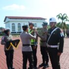 Kapolres Aceh Jaya Zulfa Renaldo menyematkan pinta tanda operasi kepada personel saat Apel Gelar Pasukan Operasi Ketupat Seulawah 2026 di halaman Mapolres Aceh Jaya, Kamis (12/03/2026). Foto: Dok. Polres Aceh Jaya