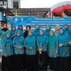 Ketua TP PKK Kabupaten Aceh Barat Ny. Afrinda Novalia, SE, MM bersama pengurus dan anggota berfoto bersama usai kegiatan pembagian takjil kanji rumbi kepada masyarakat di Jalan Nasional, Meulaboh, Kamis (5/3/2026). Foto: Dok. Istimewa
