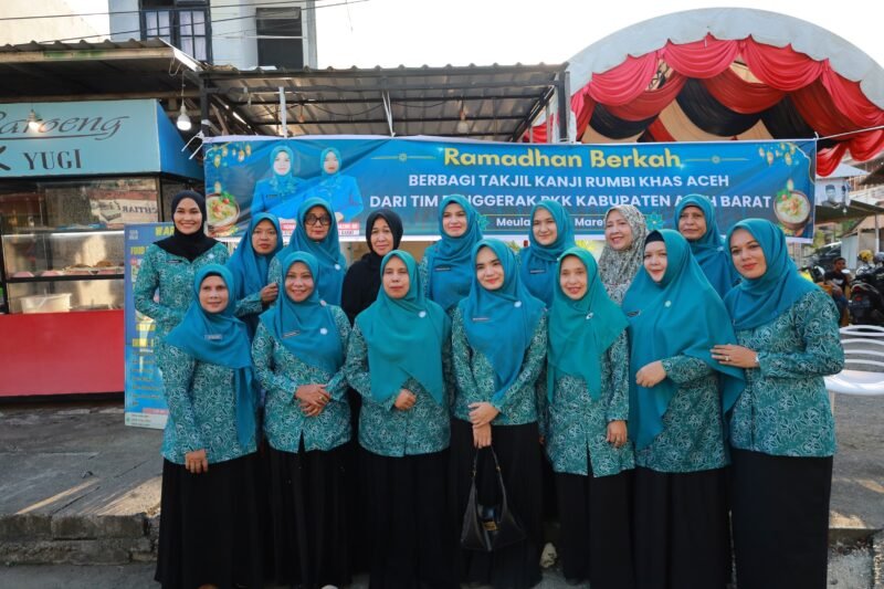 Ketua TP PKK Kabupaten Aceh Barat Ny. Afrinda Novalia, SE, MM bersama pengurus dan anggota berfoto bersama usai kegiatan pembagian takjil kanji rumbi kepada masyarakat di Jalan Nasional, Meulaboh, Kamis (5/3/2026). Foto: Dok. Istimewa