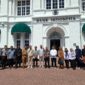 Ketua Yayasan AMANAH Dr. Ir. Syaifullah Muhammad, ST, M.Eng bersama Kepala Perwakilan Bank Indonesia Provinsi Aceh Agus Chusaini serta jajaran berfoto bersama usai audiensi membahas penguatan UMKM dan ekonomi kreatif Aceh di Gedung Bank Indonesia Banda Aceh, Senin (9/3/2026). Foto: Dok. Istimewa 