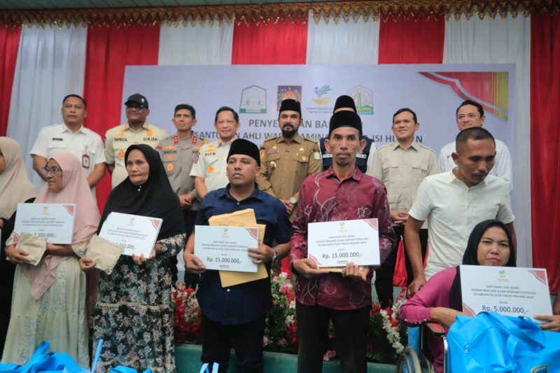 Menteri Sosial Saifullah Yusuf, Menteri Dalam Negeri Tito Karnavian, Wakil Gubernur Aceh Fadhlullah, dan Bupati Aceh Timur Iskandar Usman Al-Farlaky berfoto bersama para penerima bantuan santunan korban bencana hidrometeorologi di Aceh Timur, Senin (16/3/2026). Foto: Dok. Istimewa