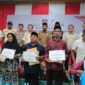 Menteri Sosial Saifullah Yusuf, Menteri Dalam Negeri Tito Karnavian, Wakil Gubernur Aceh Fadhlullah, dan Bupati Aceh Timur Iskandar Usman Al-Farlaky berfoto bersama para penerima bantuan santunan korban bencana hidrometeorologi di Aceh Timur, Senin (16/3/2026). Foto: Dok. Istimewa