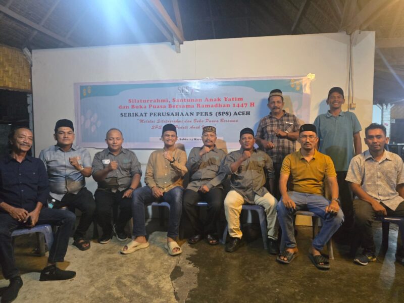 Pengurus dan anggota Serikat Perusahaan Pers (SPS) Aceh berfoto bersama usai kegiatan silaturahmi, penyerahan santunan kepada anak yatim, serta buka puasa bersama Ramadan 1447 H di Warung Dek Gam, Lampineng, Banda Aceh, Sabtu (14/3/2026). Foto: Dok. Istimewa