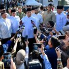 Presiden Prabowo Subianto saat memberikan keterangan kepada awak media usai melaksanakan salat Idulfitri bersama masyarakat di Masjid Darussalam, kawasan hunian sementara Kabupaten Aceh Tamiang, Sabtu (21/3/2026). (Foto: NOA.co.id/HO-BPMI Setpres/Cahyo).