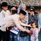 Bupati Aceh Barat Tarmizi menyerahkan bantuan kepada keluarga anak yatim yang tinggal di rumah tidak layak huni di Desa Pasi Jeut, Woyla Barat, Selasa (17/3/2026). Foto: Dok. Istimewa