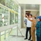 Sekda Aceh Muhammad Nasir didampingi Bupati Aceh Barat Tarmizi SP meninjau progres pembangunan Gedung Rumah Sakit Regional Meulaboh di Desa Seuneubok, Kecamatan Johan Pahlawan, Aceh Barat, Senin (9/3/2026). Foto: Dok. Istimewa