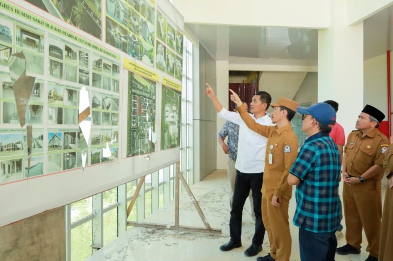 Sekda Aceh Muhammad Nasir didampingi Bupati Aceh Barat Tarmizi SP meninjau progres pembangunan Gedung Rumah Sakit Regional Meulaboh di Desa Seuneubok, Kecamatan Johan Pahlawan, Aceh Barat, Senin (9/3/2026). Foto: Dok. Istimewa