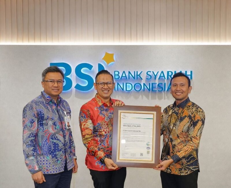 Penyerahan sertifikasi ISO/IEC 27701:2019 Sistem Manajemen Informasi Privasi  (SMIP) diserahkan oleh Regional Director Lembaga Sertifikasi CBQA Global Anwar Siregar kepada Direktur Compliance & Human Capital BSI Arief Adhi Sanjaya dan Direktur Information Technology BSI Muharto Hadi Suprapto. Foto: Dok. Istimewa