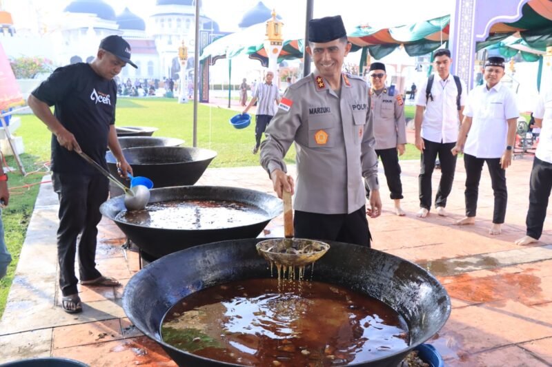 Kapolda Aceh Irjen Pol. Marzuki Ali Basyah mengaduk kuah beulangong bersama masyarakat saat persiapan Khanduri Ramadhan di halaman Masjid Raya Baiturrahman, Banda Aceh, Jumat (6/3/2026). Foto: Dok. Istimewa