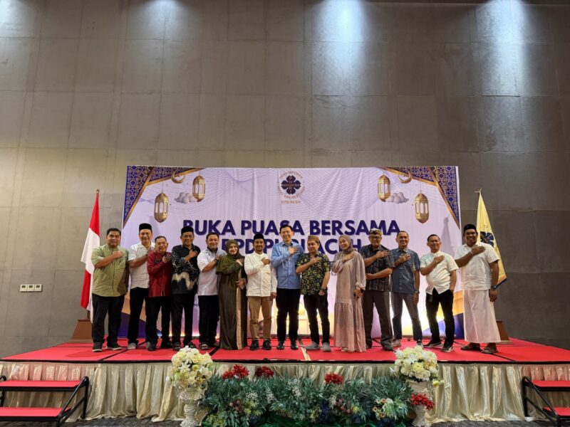 Ketua BPD Perhimpunan Hotel dan Restoran Indonesia Aceh Andre Leo bersama para stakeholder pariwisata, pimpinan organisasi usaha, dan perwakilan maskapai foto bersama usai kegiatan buka puasa bersama di The Pade Hotel, Jumat (13/3/2026). Foto: Dok. Istimewa