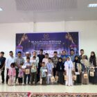Pengurus dan anggota PWI Aceh Barat berfoto bersama anak yatim, mitra kerja, serta perwakilan Pemerintah Kabupaten Aceh Barat usai kegiatan buka puasa bersama dan penyerahan santunan di Kantor PWI Aceh Barat, Senin (9/3/2026). Foto: Dok. Istimewa 