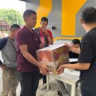 Polda Aceh melalui Bidang Humas membagikan bingkisan Lebaran kepada awak media sebagai bentuk dukungan terhadap kemitraan dengan insan pers, Sabtu (14/3/2026). Foto: Dok. Istimewa