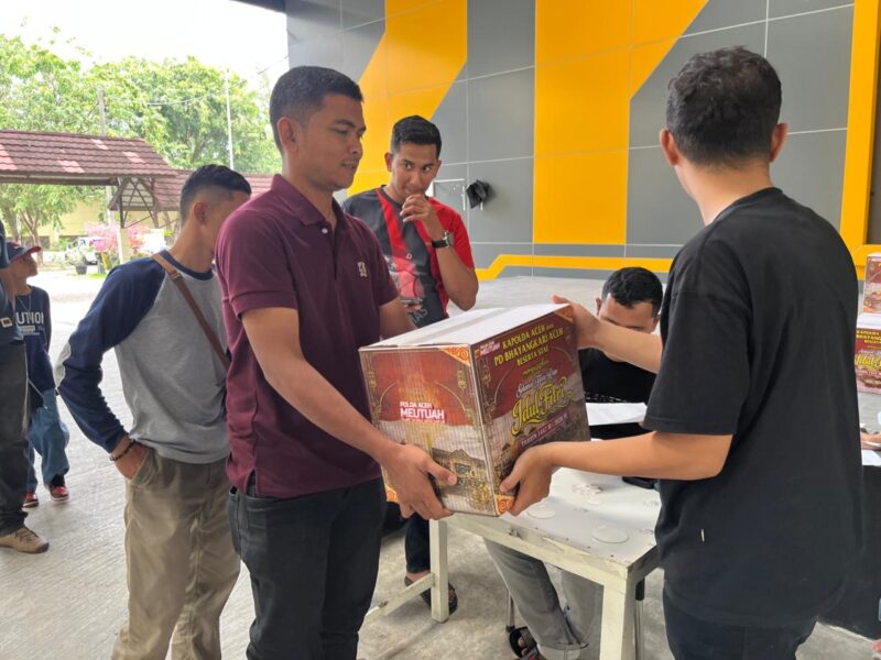 Polda Aceh melalui Bidang Humas membagikan bingkisan Lebaran kepada awak media sebagai bentuk dukungan terhadap kemitraan dengan insan pers, Sabtu (14/3/2026). Foto: Dok. Istimewa