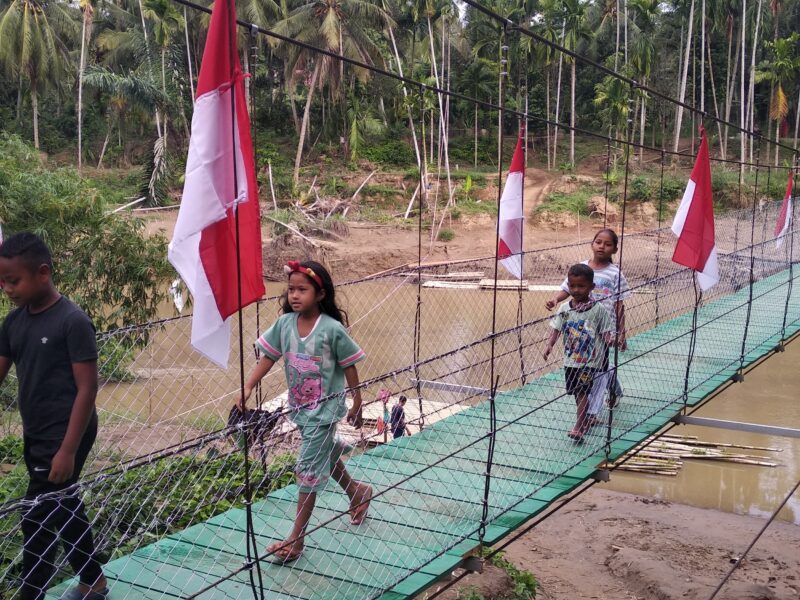 Jembatan Perintis (Jembatan Gantung) yang dibangun melalui Program Jembatan Garuda di Desa Lhok Kuyun, Kecamatan Sawang, Kabupaten Aceh Utara, menjadi akses penghubung bagi masyarakat di wilayah tersebut, Senin (9/3/2026). Foto: Dok. Istimewa 