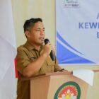 Plt Sekda Aceh Barat Dr. Kurdi membuka kegiatan Advokasi dan Sosialisasi Pengarusutamaan Gender (PUG) di Aula Dharma Wanita Persatuan, Meulaboh, Selasa (10/3/2026). Foto: Dok. Istimewa 