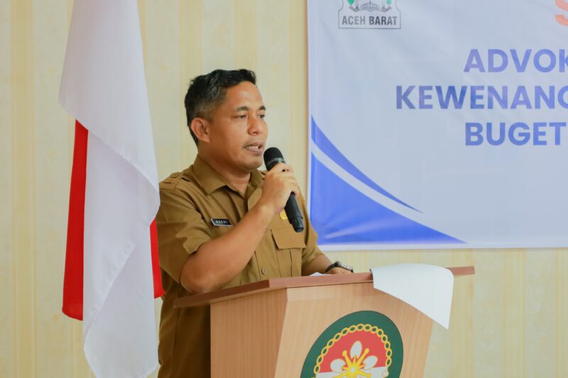 Plt Sekda Aceh Barat Dr. Kurdi membuka kegiatan Advokasi dan Sosialisasi Pengarusutamaan Gender (PUG) di Aula Dharma Wanita Persatuan, Meulaboh, Selasa (10/3/2026). Foto: Dok. Istimewa 