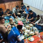Pengurus KNPI Aceh Jaya saat buka puasa bersama di Caffee Teluk Senja Calang, Kamis (20/3/2026). Foto:Dok. Istimewa